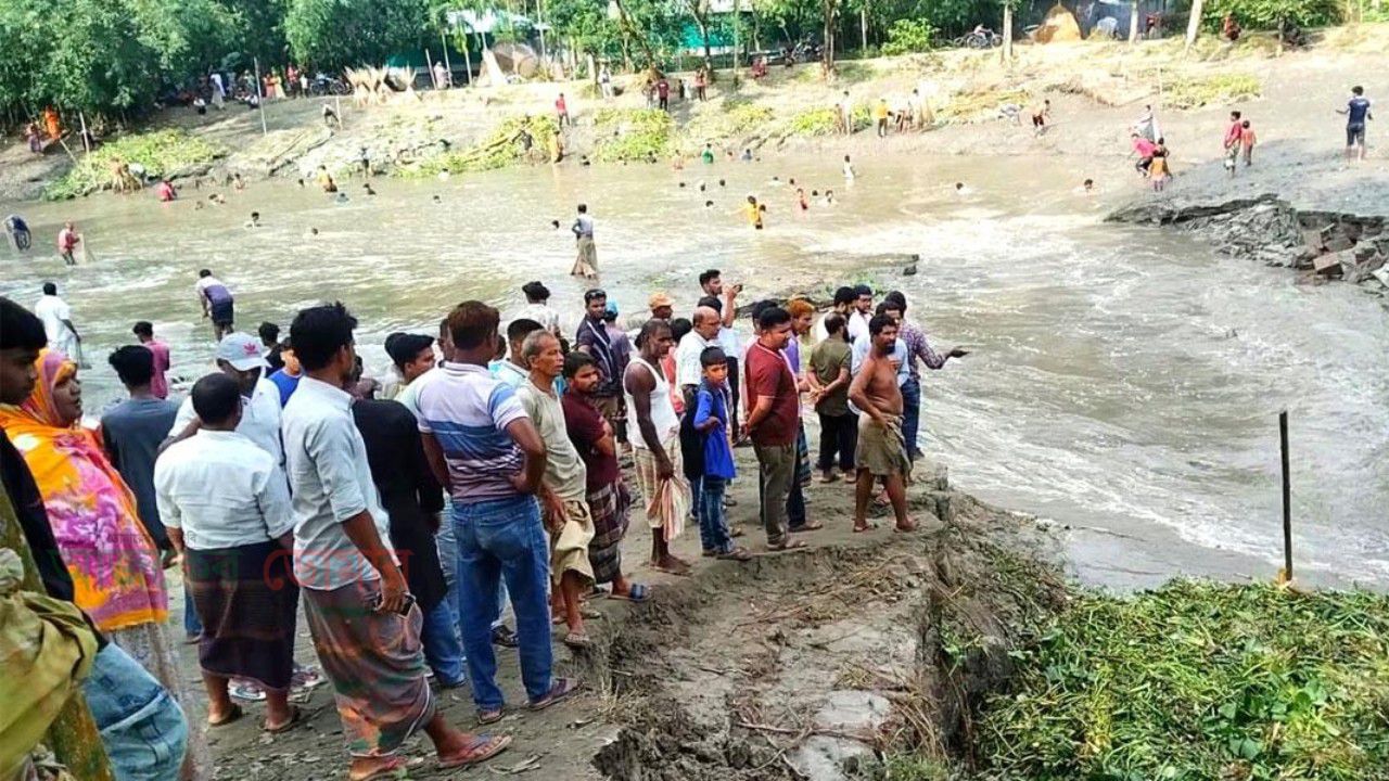 ডোমারে ভেঙে পড়ল স্লুইসগেট, ঝুঁকিতে শত শত বিঘা ফসলি জমি