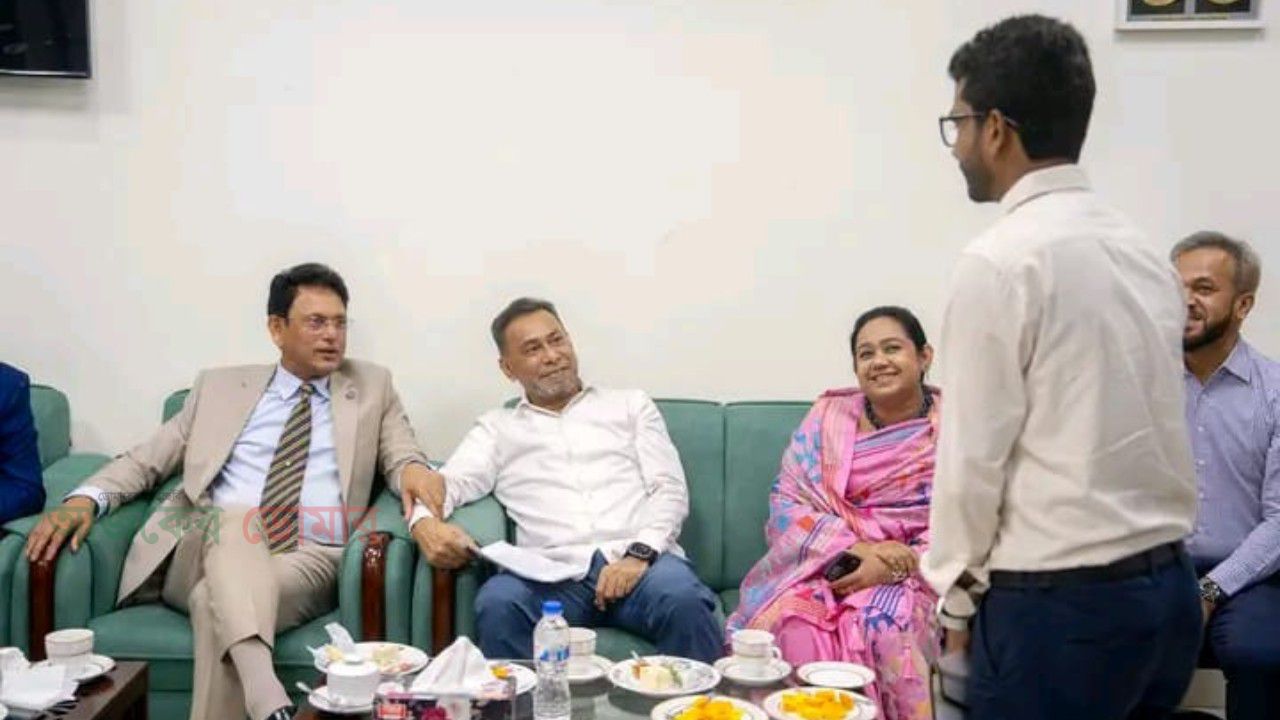 মারধরের শিকার শিক্ষক খাইরুলের বদলি 