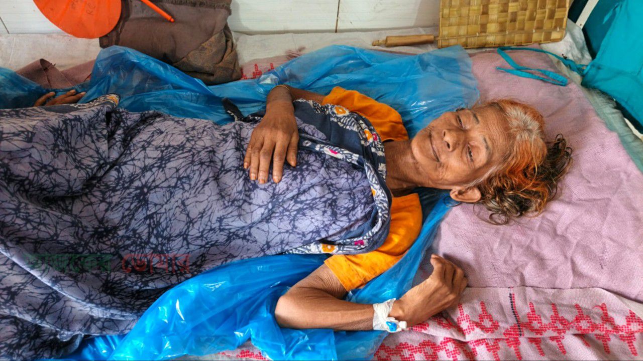 অর্থসংকটে অনিশ্চিত মন্জুনা বেগমের চিকিৎসা