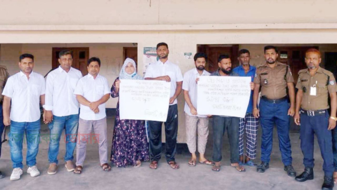 চিলাহাটি স্টেশনে রেল কর্মকর্তা-কর্মচারীদের ঘণ্টাব্যাপী মানববন্ধন অনুষ্ঠিত