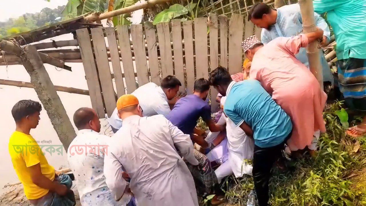 বাঁশের সাঁকো পরিদর্শনে গিয়ে ভেঙে পড়লেন জামায়াত নেতারা