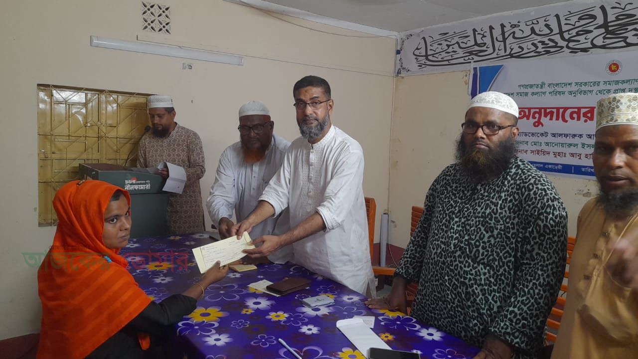 নীলফামারীতে ২৫ জন অসহায় ও প্রতিবন্ধী পেলেন সরকারি অনুদানের চেক