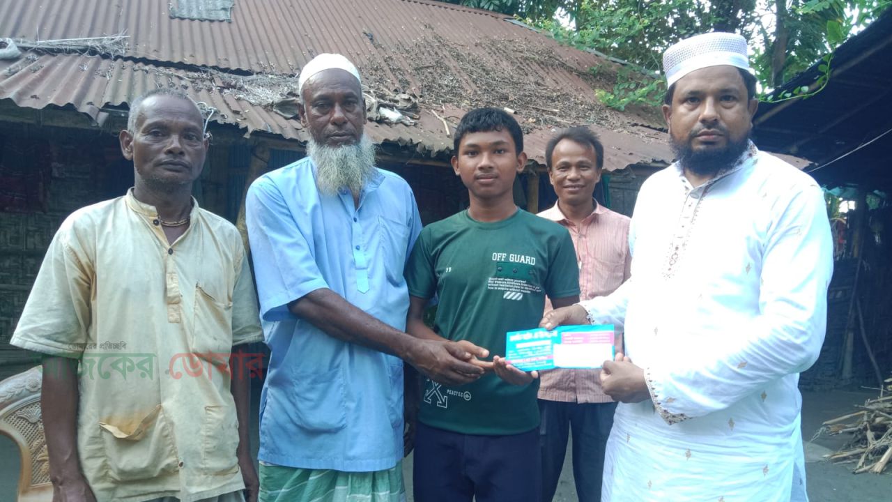 ১১৫৮ নম্বর পেয়েও দুশ্চিন্তা, মেধাবী গোবিন্দের পাশে জয়নাল আবেদীন