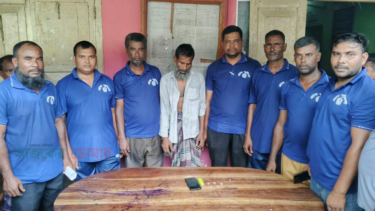 চিলাহাটিতে মাদক বিক্রির সময় ট্যাপেন্টাডলসহ মাদক কারবারি আটক