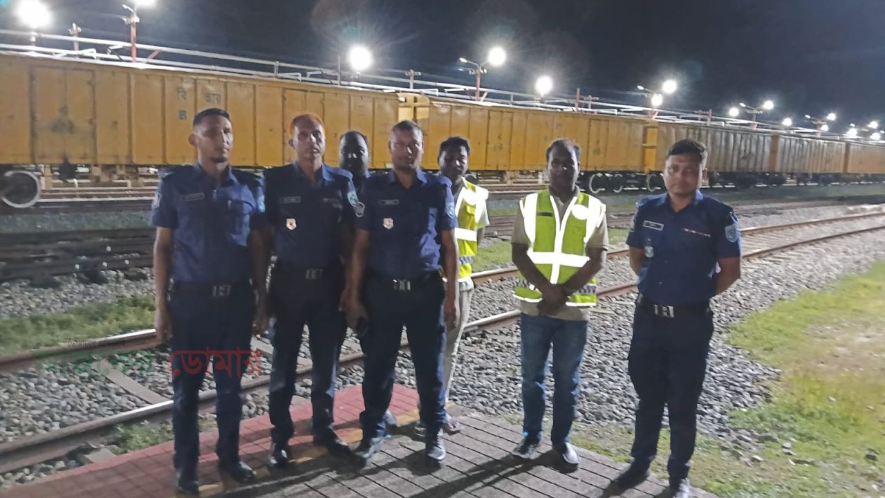 ‎চিলাহাটি রেলস্টেশনের ওয়াশফিট এলাকায় পুলিশের অভিযান