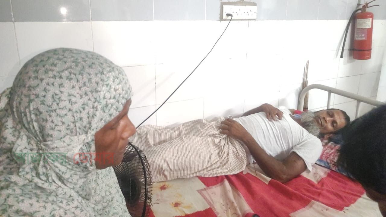 টয়লেটের ঢাকনা বন্ধ করতে বলায় প্রতিবন্ধী বৃদ্ধকে কুপিয়ে জখমের অভিযোগ