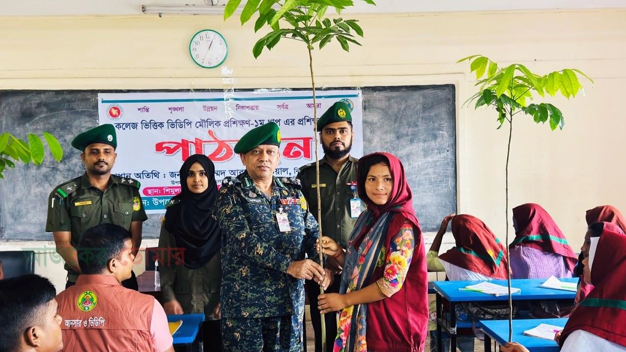 নীলফামারীতে ভিডিপি-টিডিপির প্রশিক্ষণার্থীদের মাঝে গাছের চারা বিতরণ
