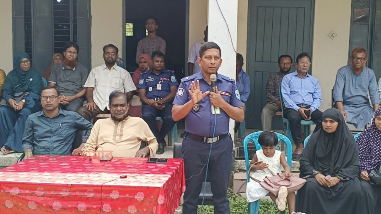 চিলাহাটিতে কিশোর গ্যাংয়ের উৎপাত নিয়ে পুলিশের মতবিনিময় সভা
