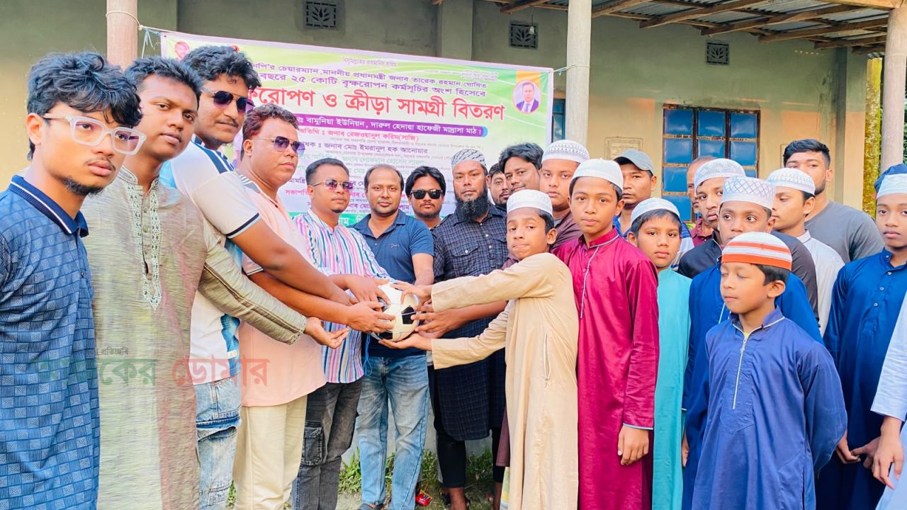 বামুনিয়ায় ছাত্রদলনেতা রাকিবের উদ্যোগে বৃক্ষরোপণ ও ক্রীড়া সামগ্রী বিতরণ