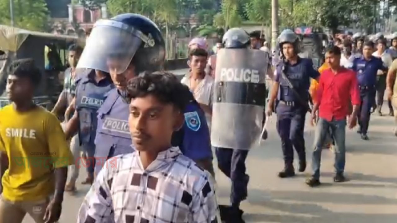 একাধিক মাদক মামলার আসামির মুক্তির দাবিতে বিক্ষোভ, আটক ১০-১২