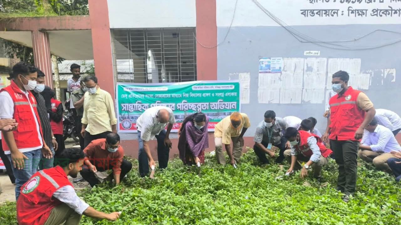 ডোমারে রেড ক্রিসেন্টের উদ্যোগে ডেঙ্গু প্রতিরোধে পরিচ্ছন্নতা অভিযান