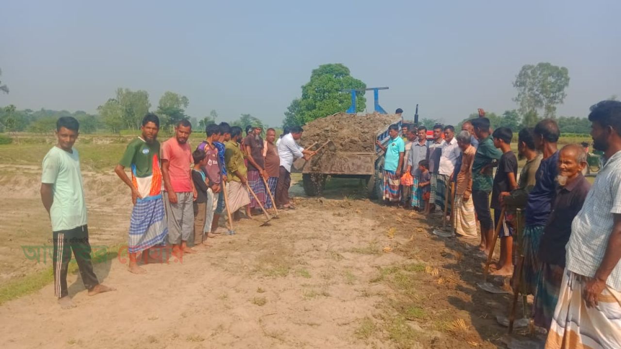‎দীর্ঘদিনের ভোগান্তি নিরসনে নিজেদের উদ্যোগেই সড়ক সংস্কারে এলাকাবাসী