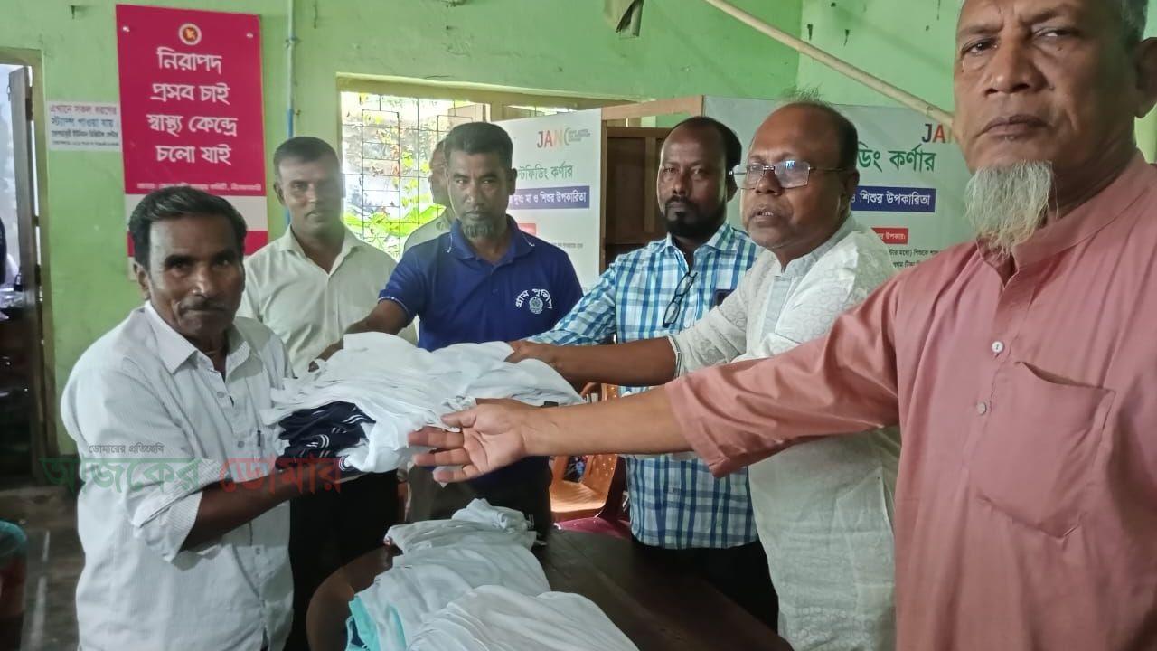 ডোমারের ‎ভোগডাবুড়ী ইউনিয়নের ৮ পূজা মন্ডপে আর্থিক অনুদান ও টি শার্ট প্রদান
