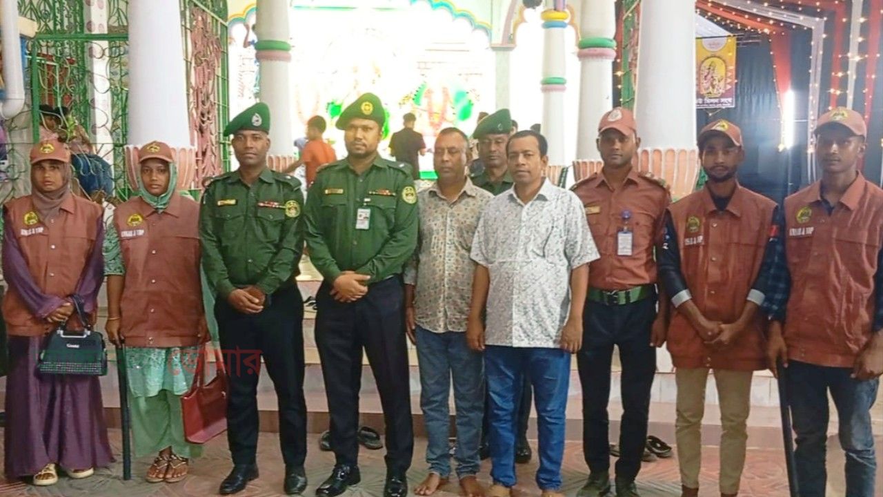 ডোমারে পূজামণ্ডপ পরিদর্শনে আনসার ও ভিডিপির জেলা কম্যান্ড্যান্ট